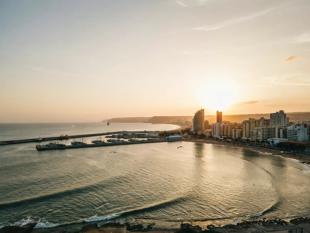 Luanda - nabrzeże i zatoka o zachodzie słońca