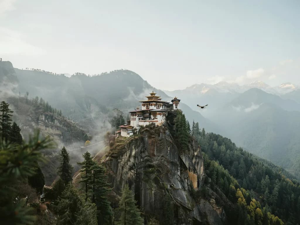 Bhutan - klasztor Tygrysie Gniazdo na skale