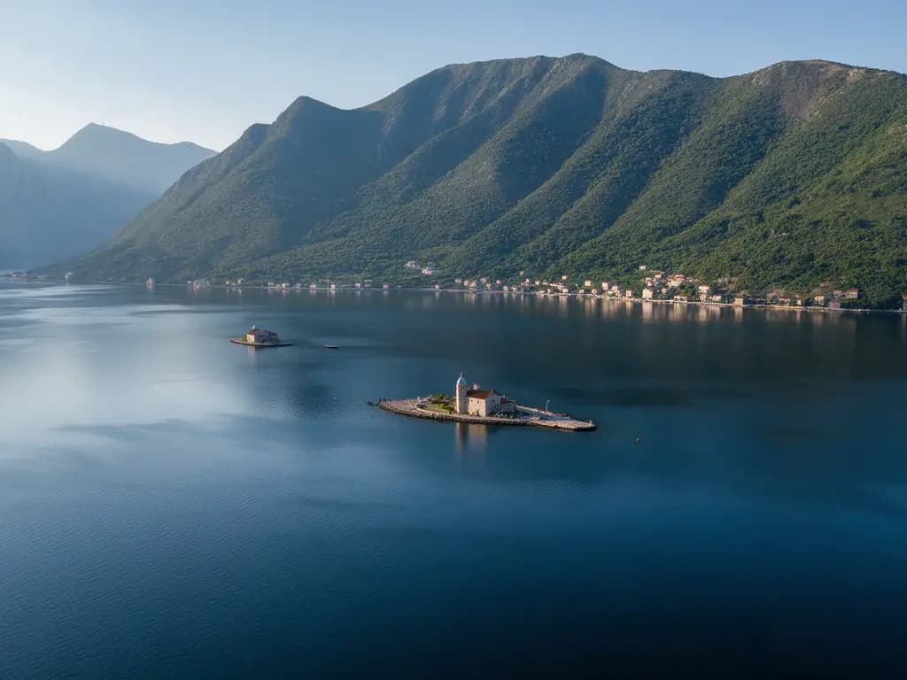 Czarnogóra - Zatoka Kotorska i wysepki z kościołami koło Perastu
