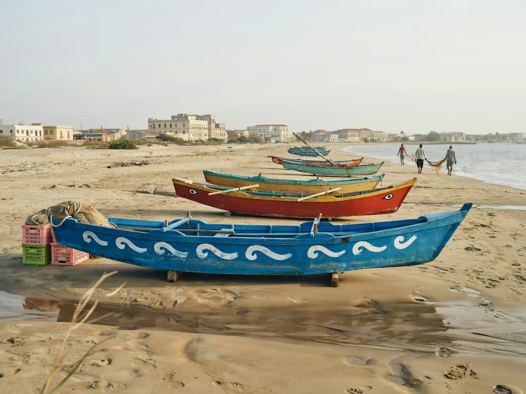Senegal - kolorowe pirogi rybackie
