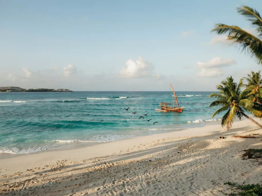Zanzibar - plaża Nungwi i tradycyjna łódź dhow